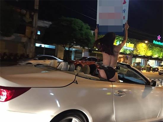Hành động kỳ lạ tới phản cảm của cô gái khiến phố Sài Gòn xôn xao - Ảnh 2.