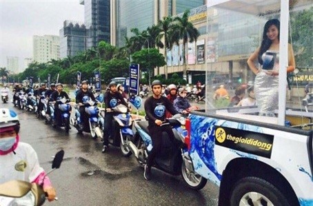 Hành động kỳ lạ tới phản cảm của cô gái khiến phố Sài Gòn xôn xao - Ảnh 3.