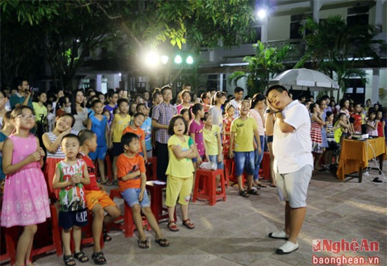 Một trò chơi của Nam và các bạn nhỏ Thành phố Vinh trong đêm giao lưu