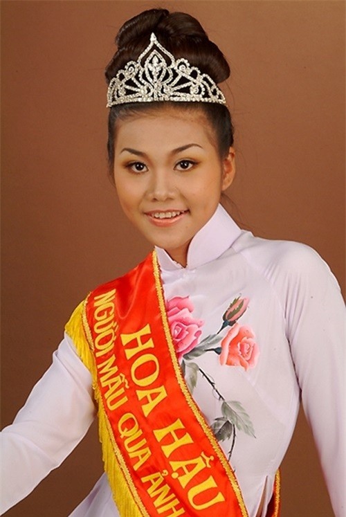 Đăng quang ngôi vị Hoa hậu phụ nữ Việt Nam qua ảnh vào năm 2002 có thể coi đấy là tấm vé 