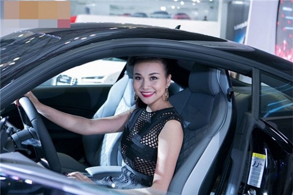 Ngoài ra, Thanh Hằng còn sở nhiều xế hộp hạng sang. Cô từng khiến nhiều người choáng ngợp khi xuất hiện bên chiếc xe Audi có giá 1,5 tỉ. - Tin sao Viet - Tin tuc sao Viet - Scandal sao Viet - Tin tuc cua Sao - Tin cua Sao