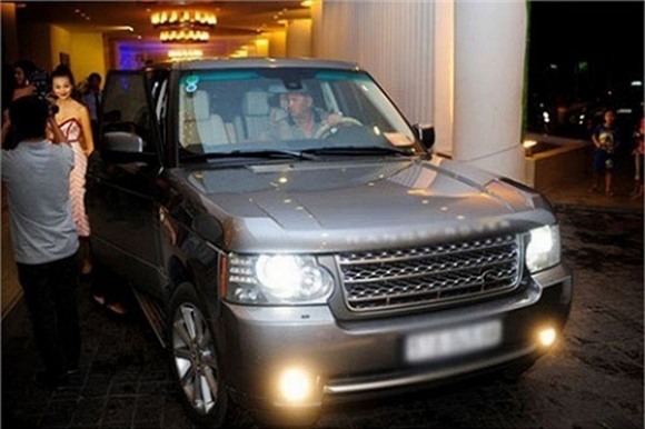 Trước đó, siêu mẫu Thanh Hằng cũng sử dụng chiếc Mercedes màu trắng có giá khoảng hơn 2 tỉ đồng hay cô từng bị bắt gặp đi tham dự sự kiện trên chiếc xe Range Rover có giá gần 6 tỉ. - Tin sao Viet - Tin tuc sao Viet - Scandal sao Viet - Tin tuc cua Sao - Tin cua Sao