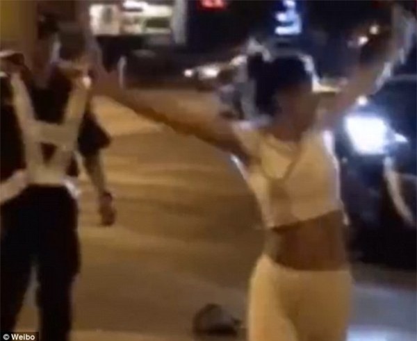 Nữ quái xế hành động vô nhân tính khiến dư luận phẫn nộ - Ảnh 3.