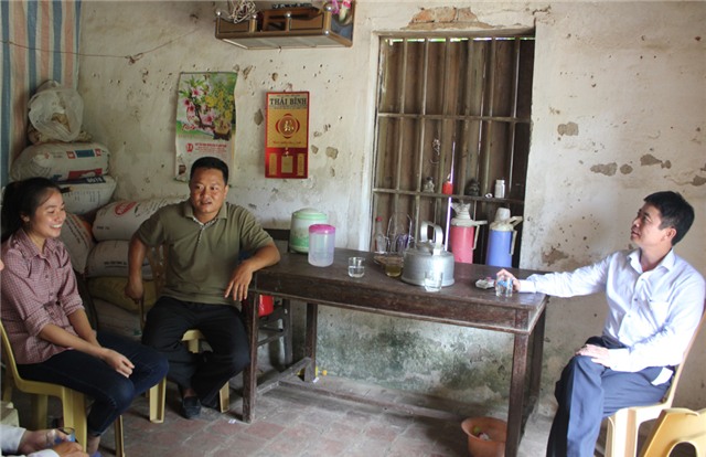 Đại diện Quỹ học bổng Thắp sáng niềm tin trực tiếp khảo sát về điều kiện cấp học bổng đối với em Trịnh Thị Huyền Trang.