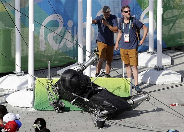 Camera trọng lượng bằng chiếc xe máy rơi ở Công viên Olympic khiến 7 người bị thương - Ảnh 3.