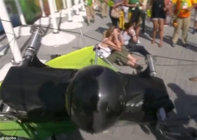 Camera trọng lượng bằng chiếc xe máy rơi ở Công viên Olympic khiến 7 người bị thương - Ảnh 4.