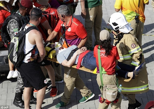 Camera trọng lượng bằng chiếc xe máy rơi ở Công viên Olympic khiến 7 người bị thương - Ảnh 6.