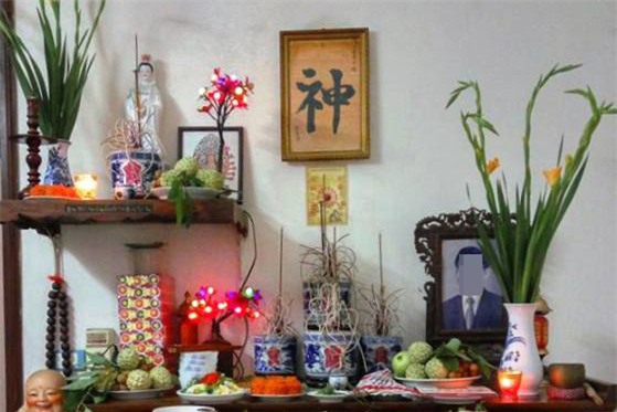 Bàn thờ là nơi cần tụ khí, chỉ nên lau dọn cho sạch sẽ, tránh di chuyển bát hương. Ảnh: U.H