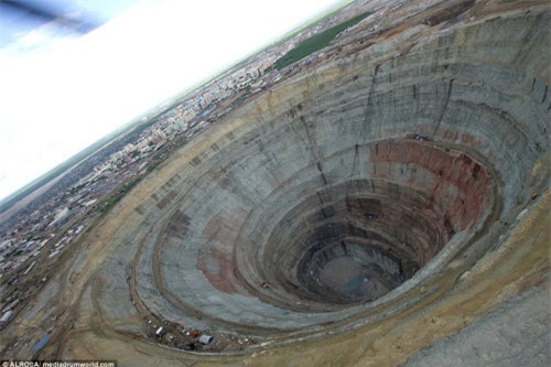 Khám phá hố khổng lồ "đẻ" kim cương nhiều nhất thế giới - 3