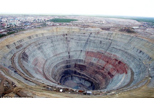 Khám phá hố khổng lồ "đẻ" kim cương nhiều nhất thế giới - 4