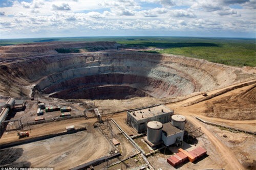 Khám phá hố khổng lồ 