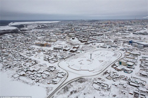 Khám phá hố khổng lồ 