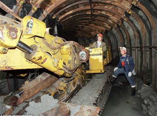 Khám phá hố khổng lồ 