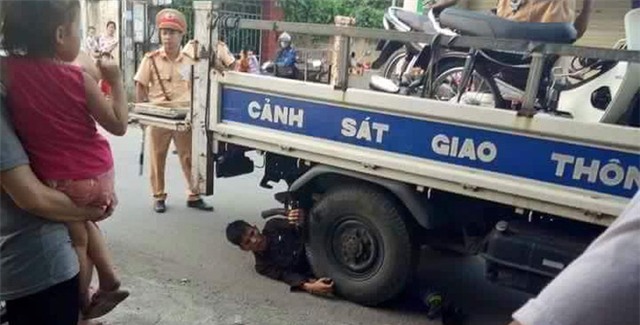Nam thanh niên nằm ôm bánh xe CSGT ăn vạ bị phạt hơn 6 triệu đồng