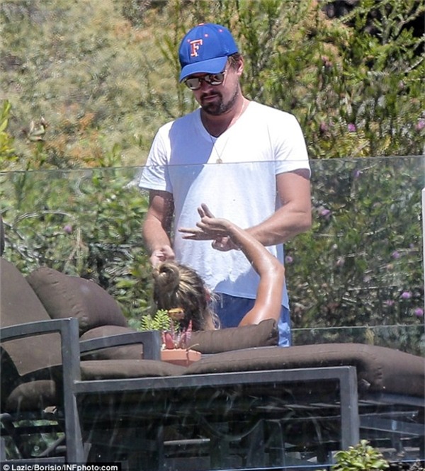 Leonardo DiCapriohiện đang nghỉ mát ở Malibucùng bạn gái Nina Agdal.