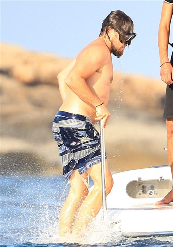 Nhưng anh nào có quan tâm đến miệng lưỡi thế gian làm chi.