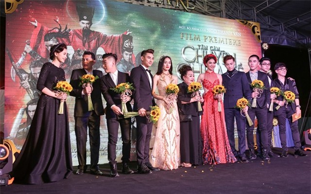 Cuong Do La lang le den xem phim ung ho ban gai Ha Vi hinh anh 1