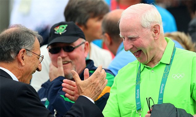 Chủ tịch Uỷ ban Olympic Ireland Pat Hickey (phải)