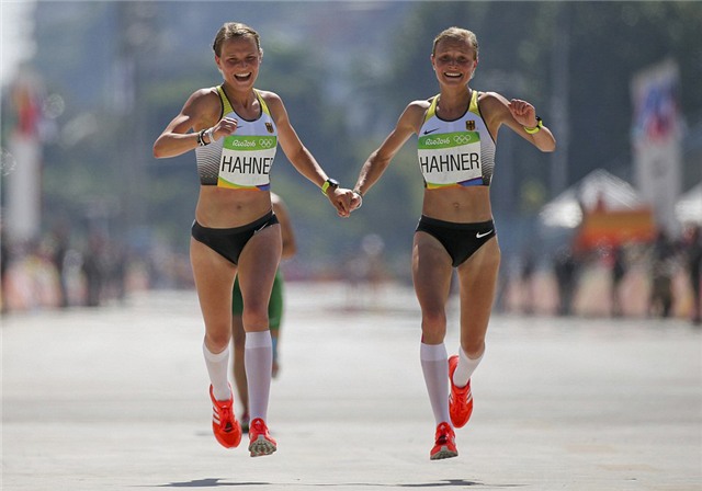 Chị em Anna và Lisa Hahner (Đức) nắm tay nhau về đích