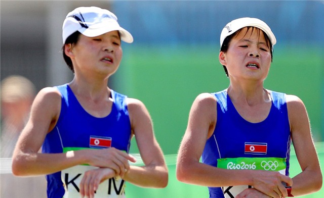 Chị em song sinh Kim Hye-Gyong và Kim Hye-Song (CHDCND Triều Tiên) cũng song hành về đích với thời gian như nhau: 2 giờ 28 phút 36 giây, lần lượt đứng thứ 10 và 11