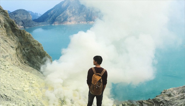 Ở ngay gần Việt Nam thôi, bạn có thể trải nghiệm cảm giác săn mây trên đỉnh núi lửa! - Ảnh 2.