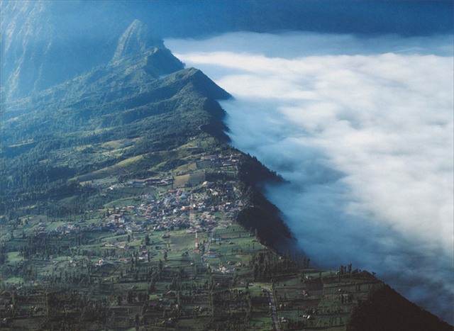 Ở ngay gần Việt Nam thôi, bạn có thể trải nghiệm cảm giác săn mây trên đỉnh núi lửa! - Ảnh 7.