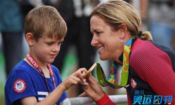 Những khoảnh khắc ngọt ngào và xúc động trên sàn đấu Olympic - Ảnh 1.