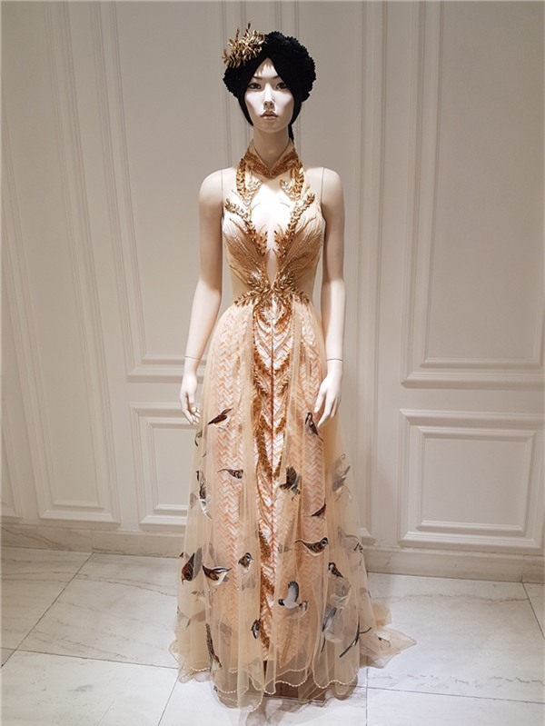 Thân áo gây ấn tượng bởi những chi tiết cut-out táo bạo ở ngực, thắt eo. Phần bên trong của thiết kế mang đậm dấu ấn của Công Trí với họa tiết đan lát tre nứa bởi chúng được nhà thiết kế danh tiếng giới thiệu trong bộ sưu tập mới cách đây không lâu.