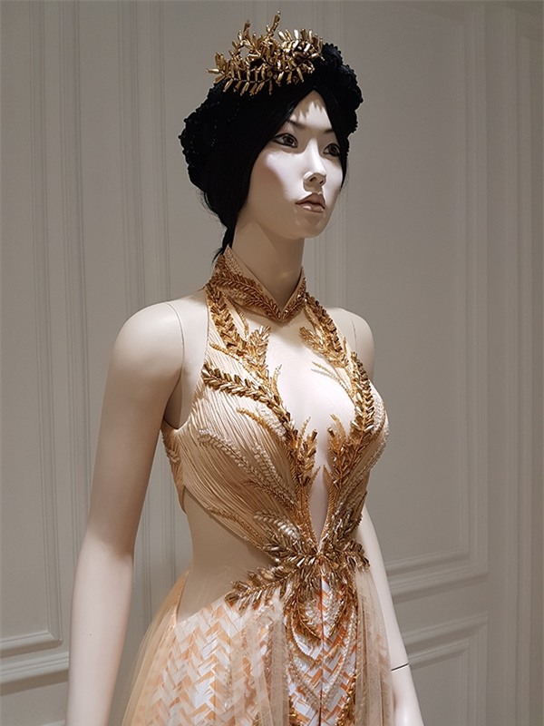 Ngoài ra, họa tiết bông lúa đính kết kì công từ ngực đến chân váy cũng là chi tiết đáng chú ý trên bộ trang phục này. Kĩ thuật xử lí, tạo họa tiết bông lúa từng được nhà thiết kế Công Trí giới thiệu trong bộ sưu tập Lúa mở màn Tuần lễ Thời trang Quốc tế Việt Nam Xuân - Hè 2016.