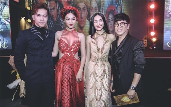 Trong khi đó, Lan Ngọc lại xuất hiện với bộ trang phục lấy sắc đỏ nồng nàn, nổi bật làm chủ đạo. Phần thân trên của thiết kế kết hợp giữa cổ áo dài và áo yếm của người phụ nữ Việt xưa.