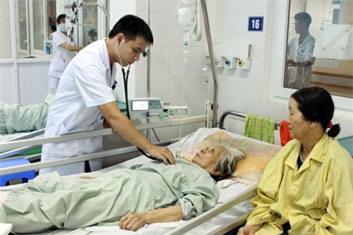 tu cham diem, bv tuyen tren soc vi.. khong bang tuyen huyen hinh anh 1