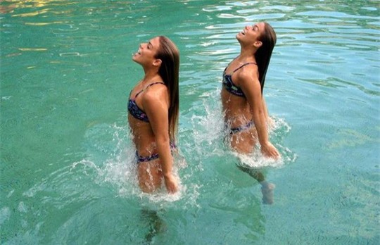 Hai chị em song sinh Bia và Branca Feres