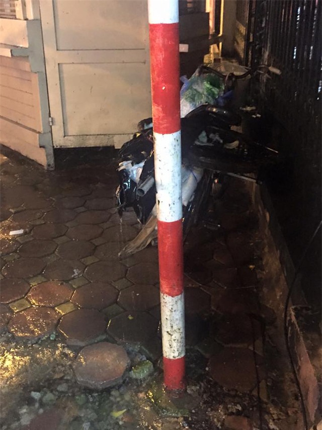 Đây là hình ảnh được chia sẻ nhiều nhất trong tối mưa bão ở Hà Nội - Ảnh 1.