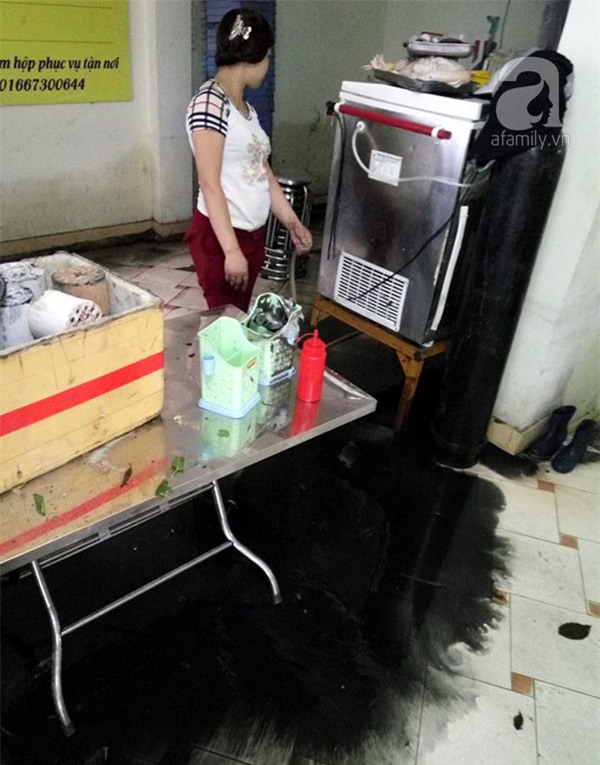 Bùn đen, nước cống chui vào nhà bốc mùi hôi thối.