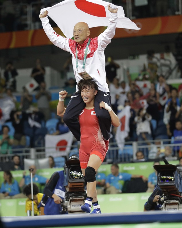 Nữ đô vật Nhật ăn mừng có một không hai sau khi giành HCV Olympic - Ảnh 3.