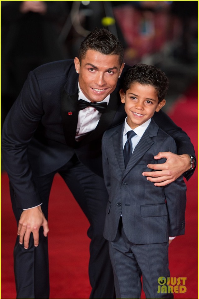 Ronaldo: Đừng tưởng gà trống không biết nuôi con - Ảnh 1.