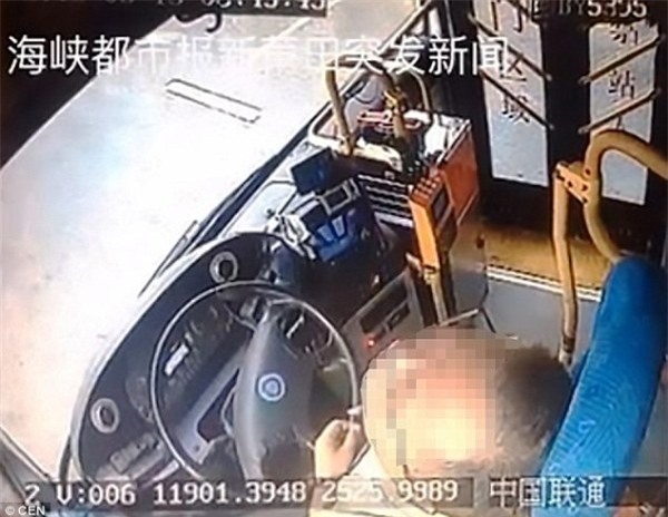 Hành khách hoảng loạn chứng kiến tài xế tử vong ngay trên vô lăng - Ảnh 3.