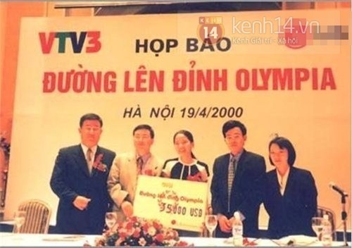 Chị Trần Ngọc Minh (giữa) ngay sau khi giành vòng nguyệt quế Olympia năm 1