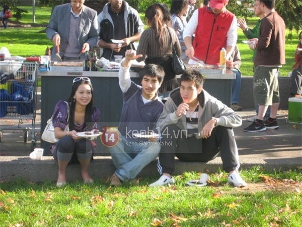 Sân trường ĐH Swinburne, Minh chụp cùng Mạnh Tân, quán quân năm thứ 2