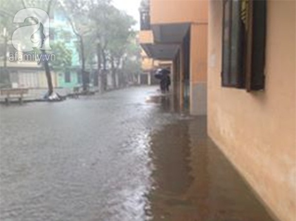 Hà Nội: Dân chung cư cũng khốn khổ với cảnh nhà... ngập nước vì mưa bão