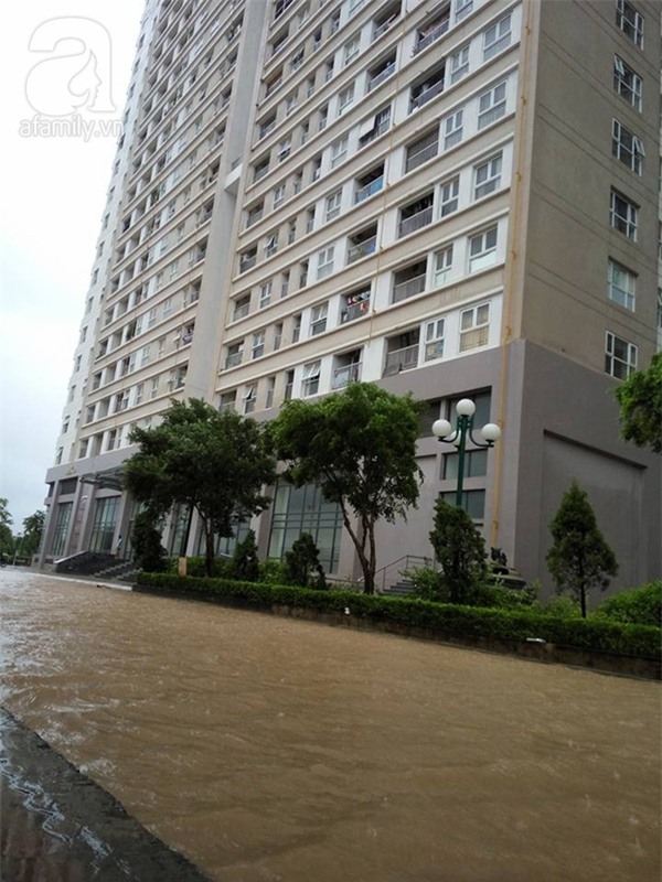 Hà Nội: Dân chung cư cũng khốn khổ với cảnh nhà... ngập nước vì mưa bão