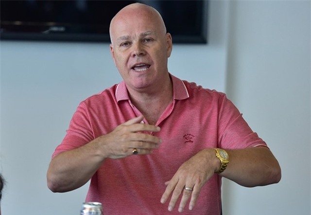 Chong ca si Thu Minh da ve Viet Nam hinh anh 1