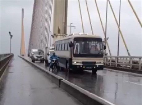 o to chay cham de chan gio bao, giup xe may qua cau an toan - 1