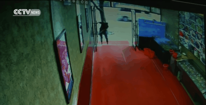 Sốc: Ô tô điên đâm sầm vào cửa hàng gây tai nạn kinh hoàng