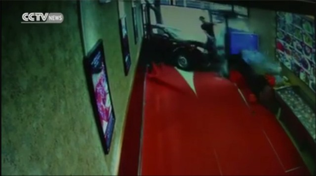 Sốc: Ô tô điên đâm sầm vào cửa hàng gây tai nạn kinh hoàng - Ảnh 2.