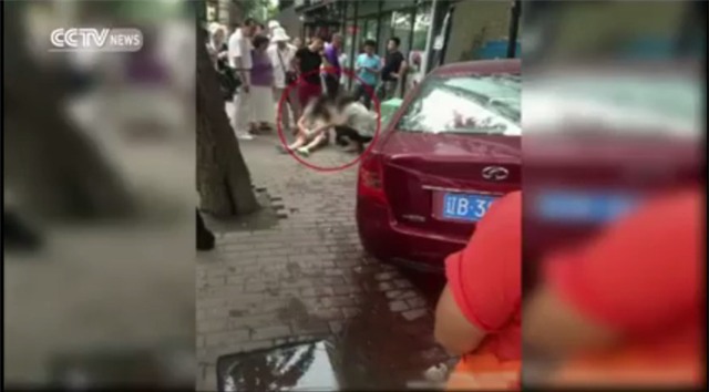 Sốc: Ô tô điên đâm sầm vào cửa hàng gây tai nạn kinh hoàng - Ảnh 4.