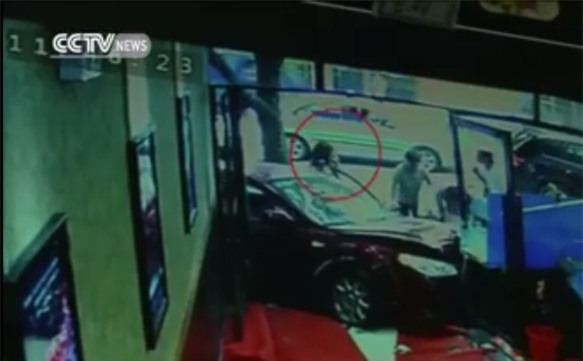 Sốc: Ô tô điên đâm sầm vào cửa hàng gây tai nạn kinh hoàng - Ảnh 5.