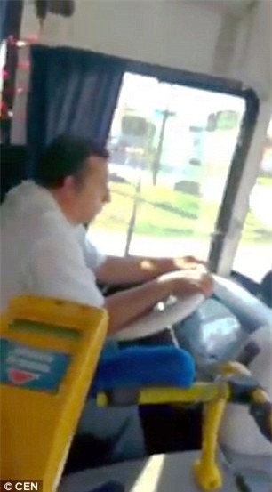 Vị tài xế tốt bụng đã giúp gia đình người chết đưa quan tài tới nghĩa trang. Ảnh: CEN