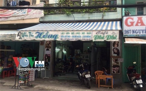 tp hcm: tai xe taxi dam hai me con ban guc truoc cua nha hinh 0