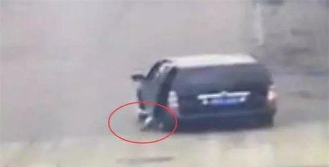 Bé 4 tuổi lăn từ ô tô xuống đường, bị bánh xe chèn tử vong